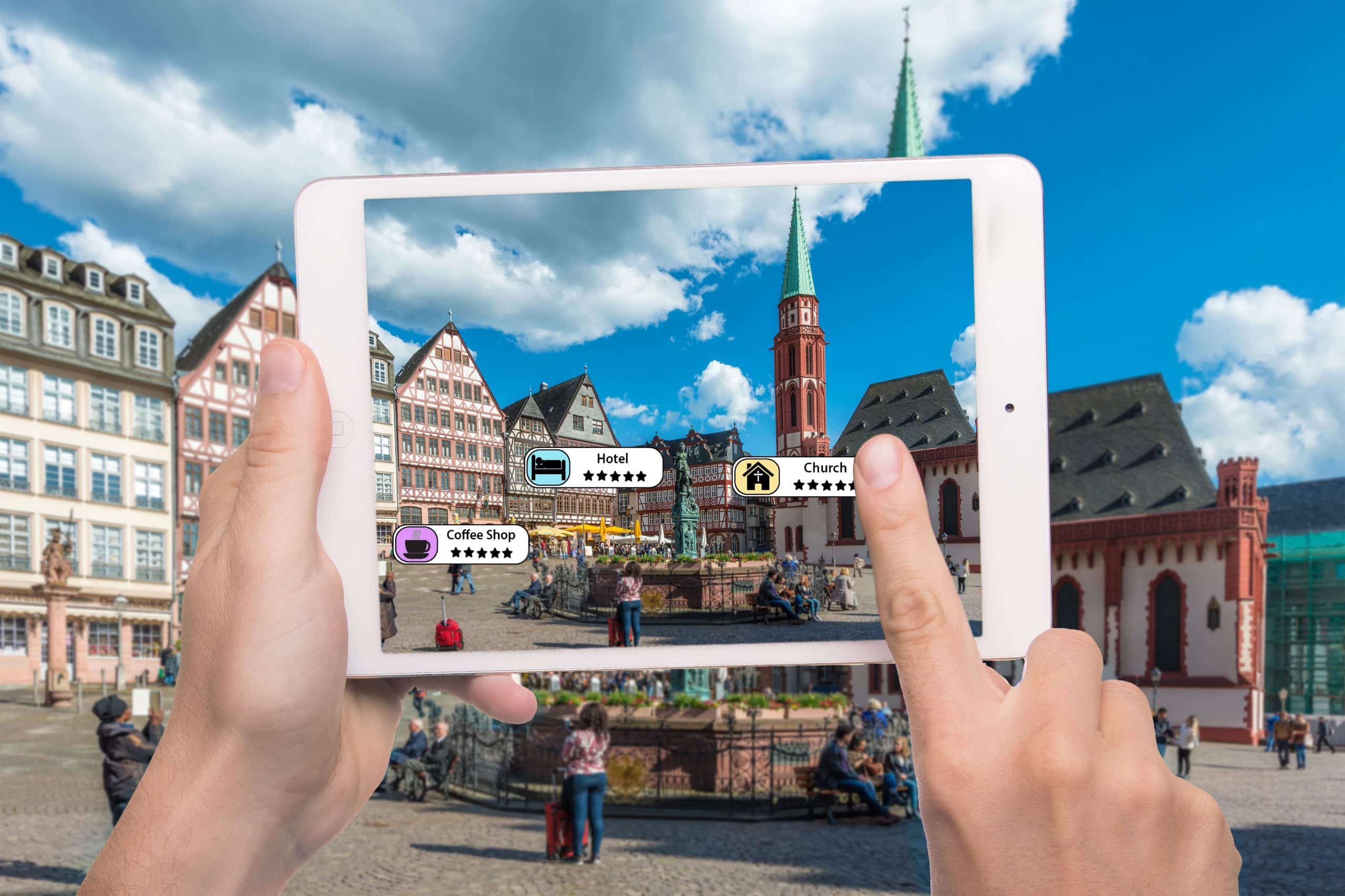 گردشگران می‌توانند از ویژگی‌های واقعیت افزوده برای دسترسی بلادرنگ به اطلاعات مکان، ویژگی‌های آن و نظر کاربران در مورد آن استفاده کنند.